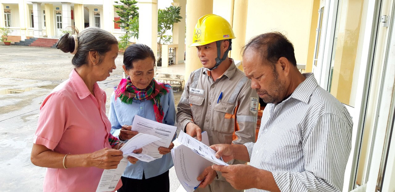 Cán bộ điệ lực nận nhùn hướng dẫnngười dân xã Mường Tè., huyện Mường Tè  thực hiện giao dịch điện tử